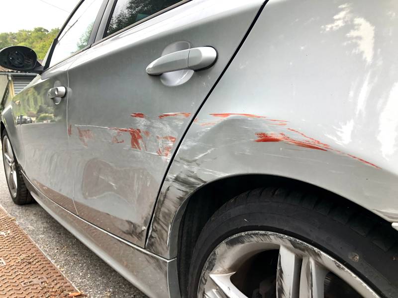 Analyse du prix remplacement aile en aluminium : contraintes techniques et spécificités de montage pour les voitures haut de gamme à Saint-Romain-de-Colbosc.