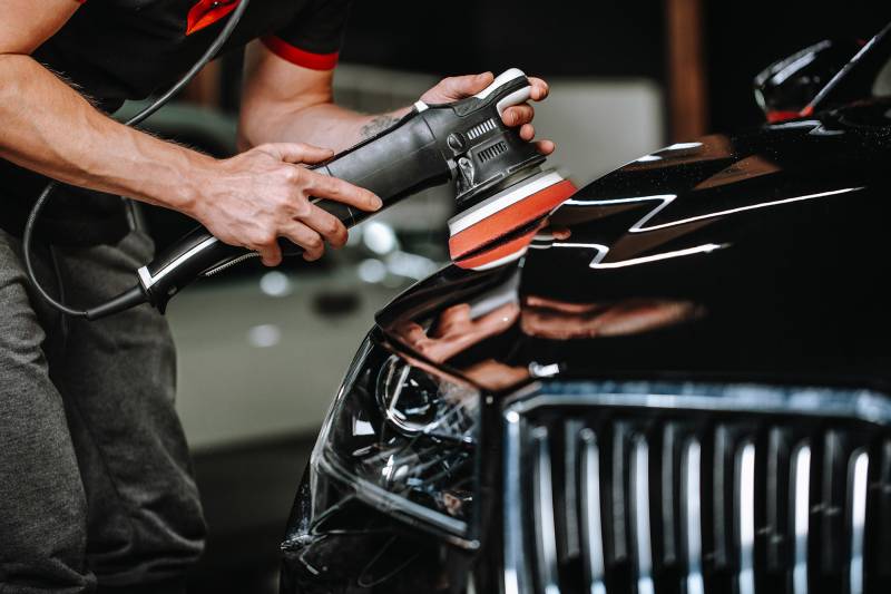 Rénovation esthétique et polissage carrosserie (Saint-Romain-de-Colbosc) : étapes essentielles pour protéger la couche de vernis contre les agressions climatiques normandes.