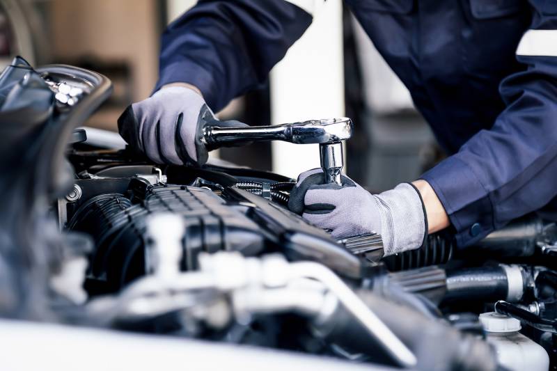 Faire la révision annuelle d'une voiture hybride dans un garage multimarques près de Lillebonne